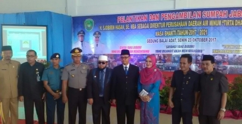 Foto bersama Direktur PDAM Sjobirin dan Walikota Bengkulu Helmi Hasan serta tamu undangan lainnya.