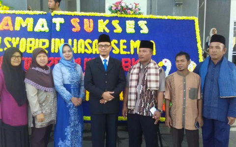 Foto bersama Direktur PDAM Sjobirin dengan para tamu undangan.