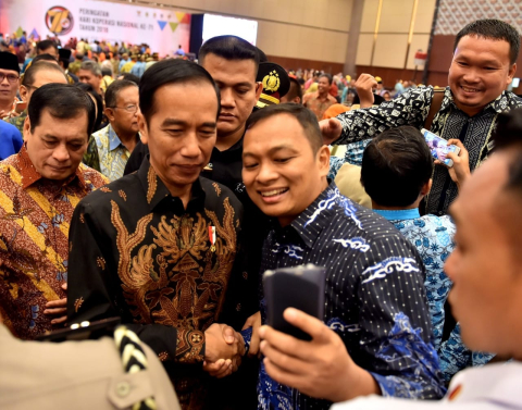 Para peserta tampak antusias untuk berjabat tangan dan berfoto bersama Kepala Negara.