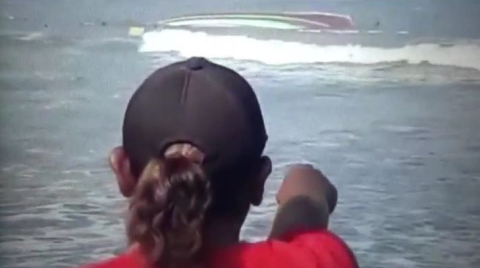 Kapal sampan milik nelayan tenggelam di perairan Pantai Pancer, Puger, Jember, Jawa Timur, Kamis (19/7/2018) pagi. (Foto: Istimewa)