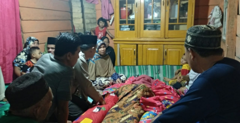 Kaur, Bengkulutoday.com - Raja Hamdi (30 tahun), warga Desa Babat Kecamatan Tetap Kabupaten Kaur Provinsi Bengkulu ditemukan dalam kondisi meninggal dunia di pinggir Sungai Tetap pada Minggu sore (4/11/2018) sekitar pukul 17.30 WIB. Saat ditemukan oleh warga, kondisi korban dalam keadaan mulut berbusa.   Awalnya, korban ditemukan oleh 3 orang anak-anak yang hendak mandi di Sungai Tetap, mereka adalah Bardi, Bela dan Izar. Melihat ada sosok yang tergeletak di pinggir sungai, anak-anak itu kemudian melaporkan