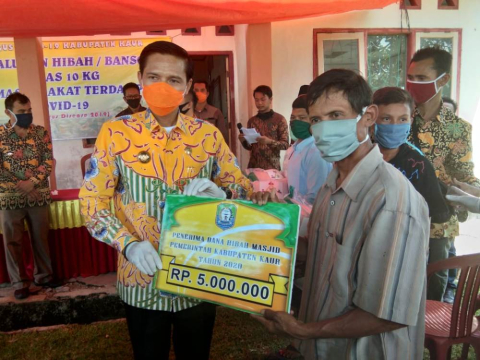 Penyerahan Secara Simbolis Oleh Bupati Kaur Gusril Pausi