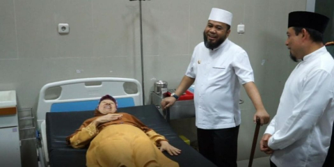 Helmi-Dedi Kunjungi Warga Sakit