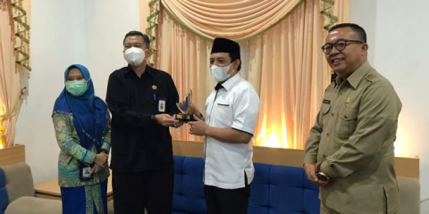 Wakil Wali kota Bengkulu Dedy Wahyudi didampingi Plt Asisten I Eko Agusrianto melaksanakan audiensi bersama Kepala Badan Pengawasan Obat dan Makanan (BPOM) Bengkulu Yogi Abaso Mataram ShareFacebookTwitterWhatsApp