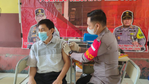 Pelaksanaan vaksin Covid-19 yang dilaksanakan oleh Polres Rejang Lebong di salah satu sekolah di Kabupaten Rejang Lebong. 
