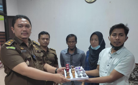 Perangkat Desa Belumai I menyerahkan bukti pendukung berupa stempel palsu dalam perkara korupsi DD di Kabupaten RL