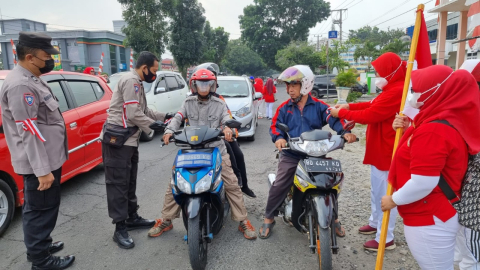 Polres Rejang Lebong Bagikan Bendera Merah Putih Kepada Masyarakat