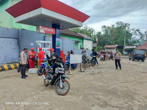 Personel Polres Rejang Lebong Pantau Penyaluran BBM di SPBU Simpang Nangka