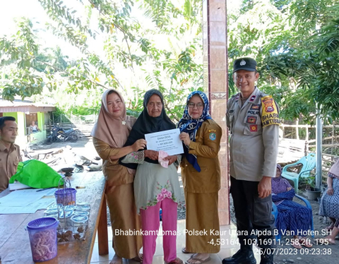 Bhabinkamtibmas Polsek Kaur Utara Monitoring Penyaluran BLT DD Tahap III Desa Gunung Kayo 