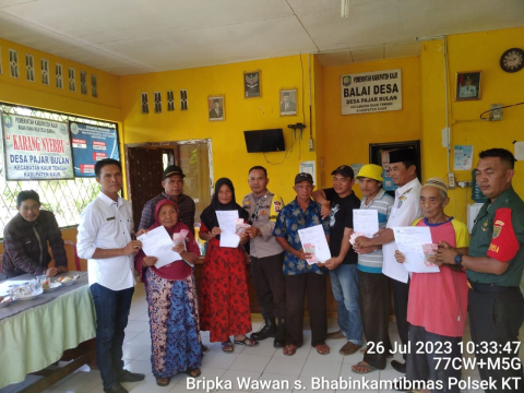 Monitoring Penyaluran BLT-DD, Bhabinkamtibmas Polres Kaur Tengah Sampaikan Imbauan Kamtibmas 