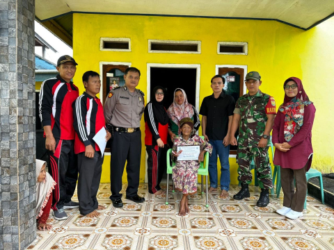 Bhabinkamtibmas Polsek Padang Guci Hulu Hadiri Penyaluran BLT DD di Air Kering 2