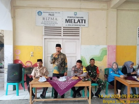 Bhabinkamtibmas Polsek Kaur Selatan  Hadiri Penyaluran BLT DD di Desa Air Dingin