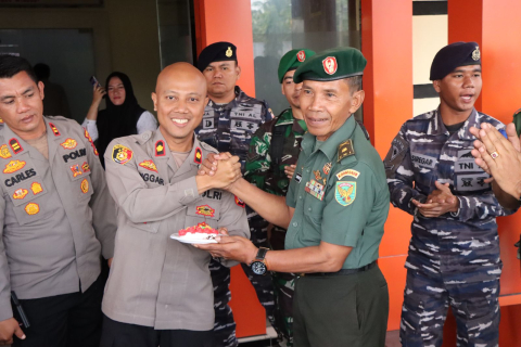 Polres Kaur Dapat Kejutan dan Ucapan HUT Bhayangkara Ke 77 Dari Koramil 04-8 BS/K