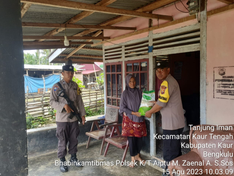 Polsek Kaur Tengah Salurkan Bantuan Sosial Janda Kurang Mampu