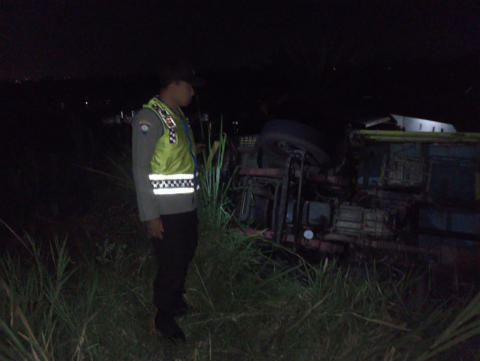 Satu Unit Truk Bermuatan Batu Bara Terguling, Polres Rejang Lebong Lakukan Pengamanan Lokasi