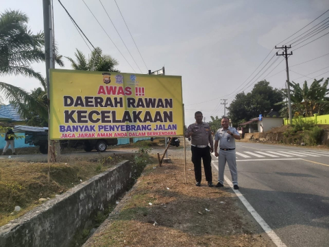 Kurangi Angka Kecelakaan, Sat Lantas Polres Kaur Pasang Baliho Peringatan di Daerah Rawan Kecelakaan 
