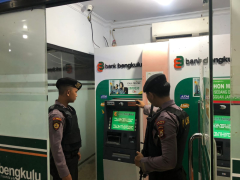 Berikan Rasa Aman Kepada Masyarakat yang Melaksankan Transksi di ATM, Personel Polres Kaur Laksankan Patroli