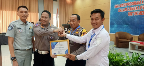 Sat Lantas Polres Kaur Terima Penghargaan Kategori Inovasi Terbaik Dalam Peningkatan Pendapata Asli Daerah