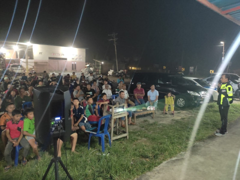 Unit Sat Lantas Polres Kaur Gelar Nobar Bola dan Sampaikan Tatatertib Berlalulintas 