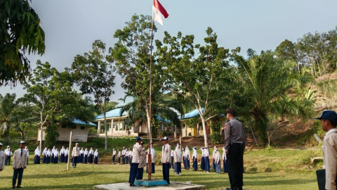 Jadi Pembina Upacara, Kanit Samapta Polsek Kaur Utara Samapaikan Imbauan Kedisiplinan kepada Pelajar SMPN 29