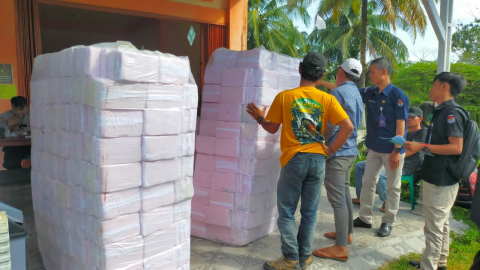 Polres Kaur Lakukan Pengamanan Penerimaan Logistik Kelengkapan untuk Kebutuhan KPPS, PPK, PPS  KPUD Kaur