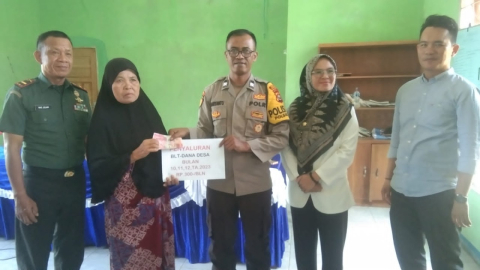 Plt Bhabinkamtibmas Hadiri Penyaluran BLT DD Lubuk Lesung