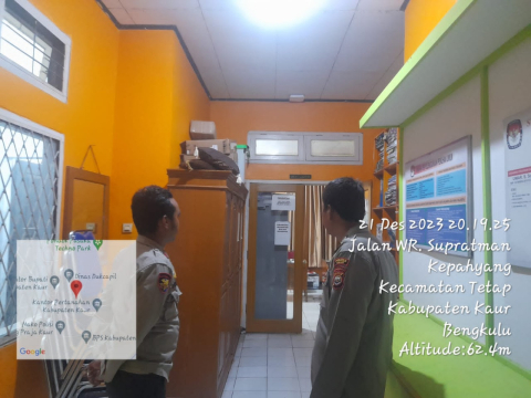 Patroli di Kantor KPUD Kaur, Personel OMB Cek Keamanan di Sekitar Kantor 