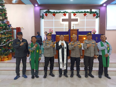 Pastikan Pengamanan Perayaan Natal Berjalan Baik, Wakapolres Kaur Tinjau Gereja di Wilkum Polres Kaur