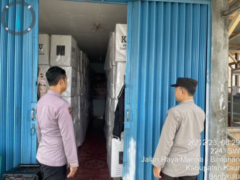 Tingkatkan Sistem Pengamanan, Personel Polres Kaur Patroli Pengamanan di Gudang Logistik