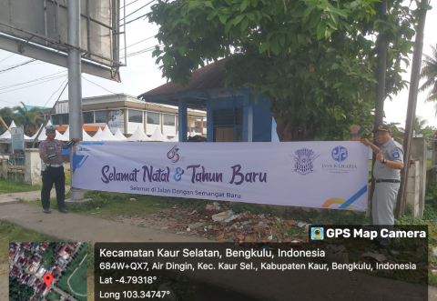 Satgas Kamseltibcar Lantas Polres Kaur dan Dinas Jasa Raharja Pasang Spanduk Ucapan Selamat Natal dan Tahun Baru 