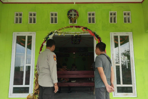 Personel Polres Kaur Melaksankan Pengamanan Perayaan Natal di Gereja 
