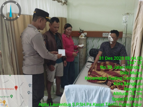 Kapolres Kaur Berikan Bantuan kepada Personel yang Mengalami Musibah 