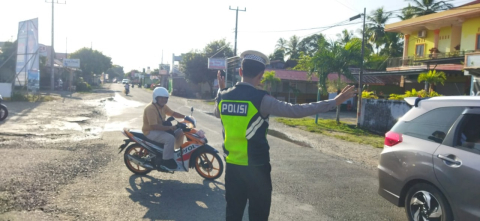 Satgas Kamseltibcar Lantas Melaksanakan Pantauan arus Lalu Lintas Dijalan Raya Bengkulu KM.04 Bintuhan