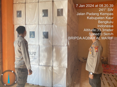 Jelang Hari-H Pemilu 2024, Personel Satgas OMB Polres Kaur Tingkatkan Pengamanan di Gudang Logistik 