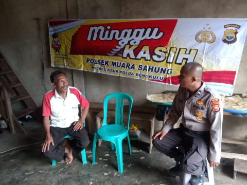 Bhabinkamtibmas Polsek Muara Sahung Minggu Kasih Bersama Warga Desa Ulak Bandung