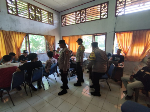 Patroli ke Kantor Panitia Persiapan Pemilu Kecamatan, Polsek Maje Sampaiakan Imbauan Kmatibmas Jelang Pemilu 