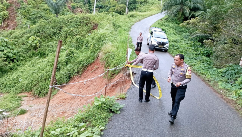 Pastikan Pengguna Jalan Lintas Kaur Aman, Polisi Pasang Police Line pada Jalan Abrasi