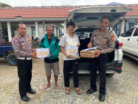 Kasat Lantas Polres Kaur Salurkan Program Tali Asih Kapolres Kaur kepada Anak Difabel 