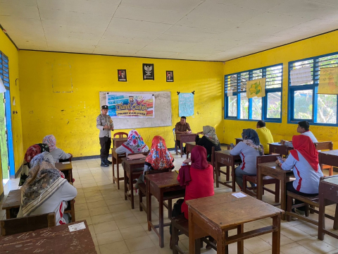 Bhabinkamtibmas Polsek Kaur Utara Melaksanakan Jumat Curhat di SMPN 11 Kaur 