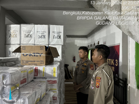 Personel OMB Polres Kaur Lakukan Pengamanan dan Kontrol Area Gudang Logistik KPU 