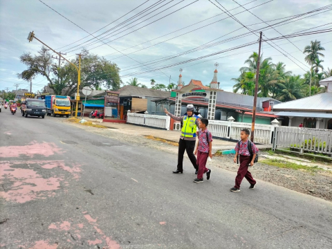 Hindari Kemacetan dan Kecelakaan Lalu Lintas, Polres Kaur Pengaturan Lalin di Pagi Hari