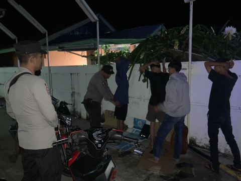 Patroli KRYD, Polsek Kaur Utara Sambangi dan Periksa Pemuda yang Sedang Nongkrong