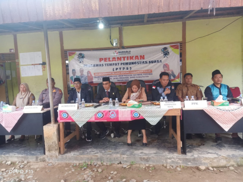 Hadiri Pelantikan PTPS, Polsek Muara Sahung Berharap PTPS Dapat Bekerja Sama Wujudkan Pemilu Aman dan Lancar