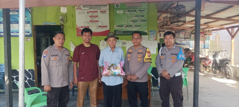 Kabag SDM Bagikan Bantuan Selasa Berbagi Polres Kaur kepada Warga Kurang Mampu 