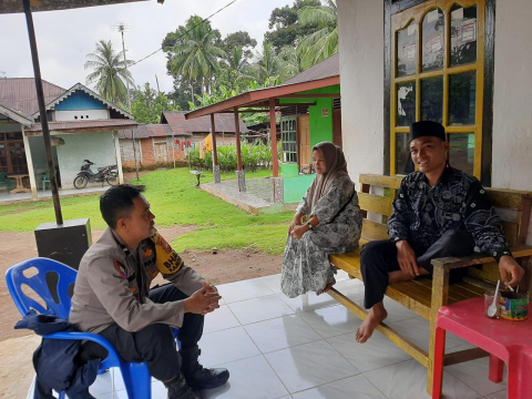 Wujudkan Keamanan Desa Binaan, Bhabinkamtibmas Polsek Kerkap Sambang Warga Sampaikan Pesan-Pesan Kamtibmas.