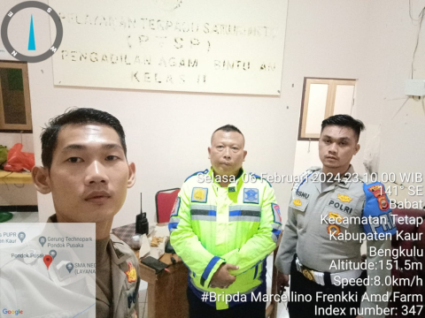 Berikan Pengamanan Ketat, Enam Personel Polres Kaur Patroli di Kantor Bawaslu