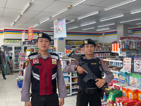 Anggota Sat Samapta Polres Kaur Patroli Presisi Sambangi Supermarket