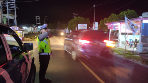 Sat Lantas Polres Kaur Monitor dan Patroli Blue Light di Jalan Lintas Sumatera
