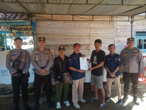 Kapolsek Giri Mulya Pimpin Kegiatan Pengawalan Pendistribusian Logistik Pemilu 2024 dari PPS ke TPS di Kecamatan Giri Mulya