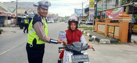 Sat Lantas Polres Kaur Bagikan Brosur dan Sampaikan Imbauan Mutasi Kendaraan